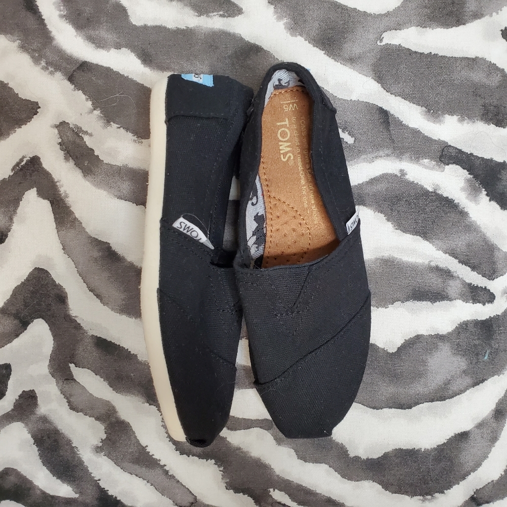 (SOLD) TOMS Animal Print Canvas Slip ons - Picture 13 of 15
